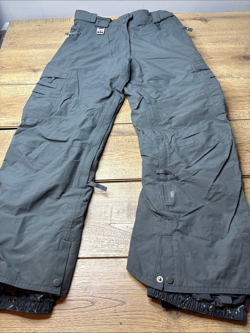 Women’s 686 Smarty Cargo Ski/Snow Pants in Gray Size Medium
